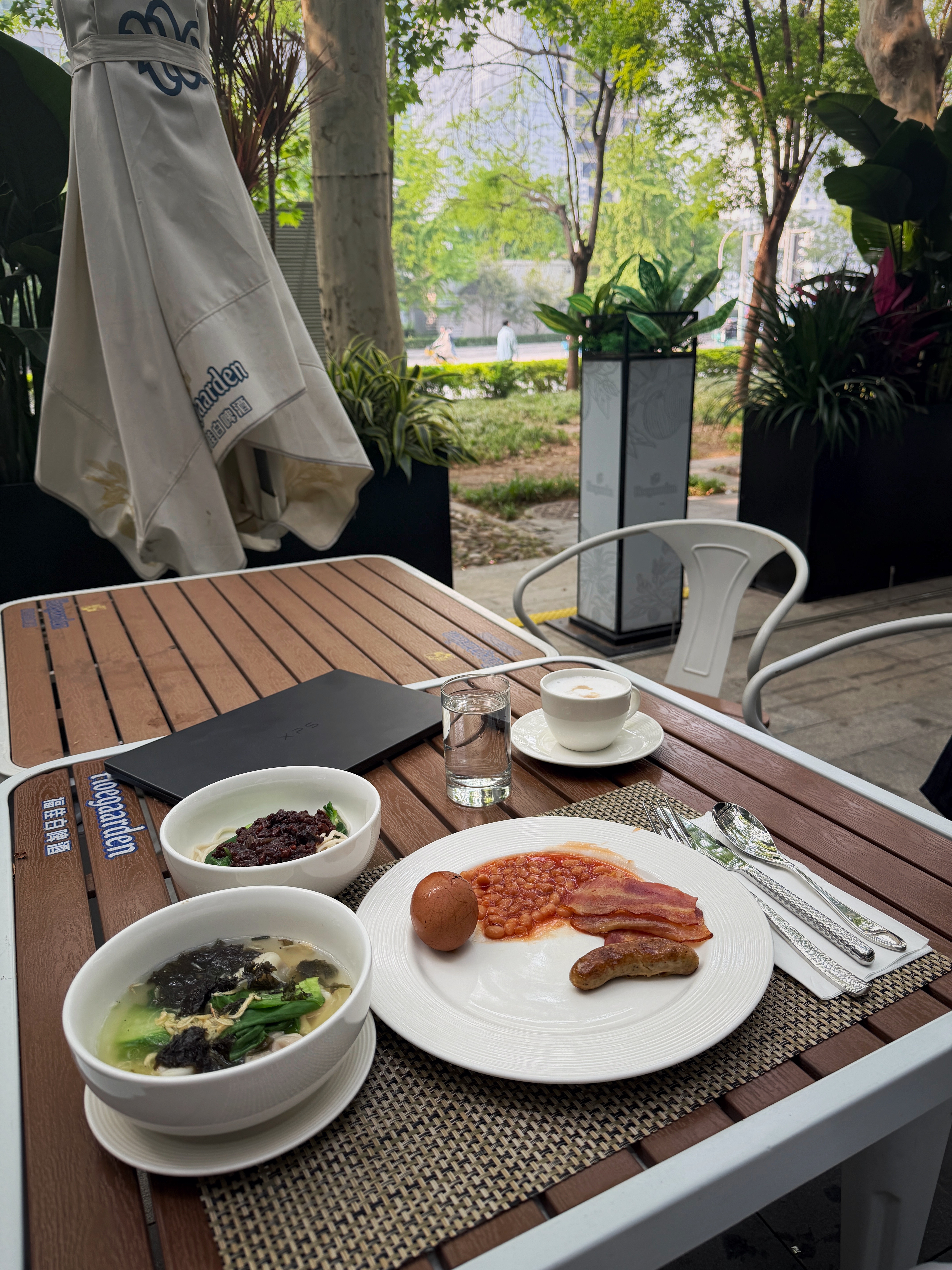 凑合一口，感觉在首都市中心看看花草吃个早饭是很舒服🍳欣哲频道