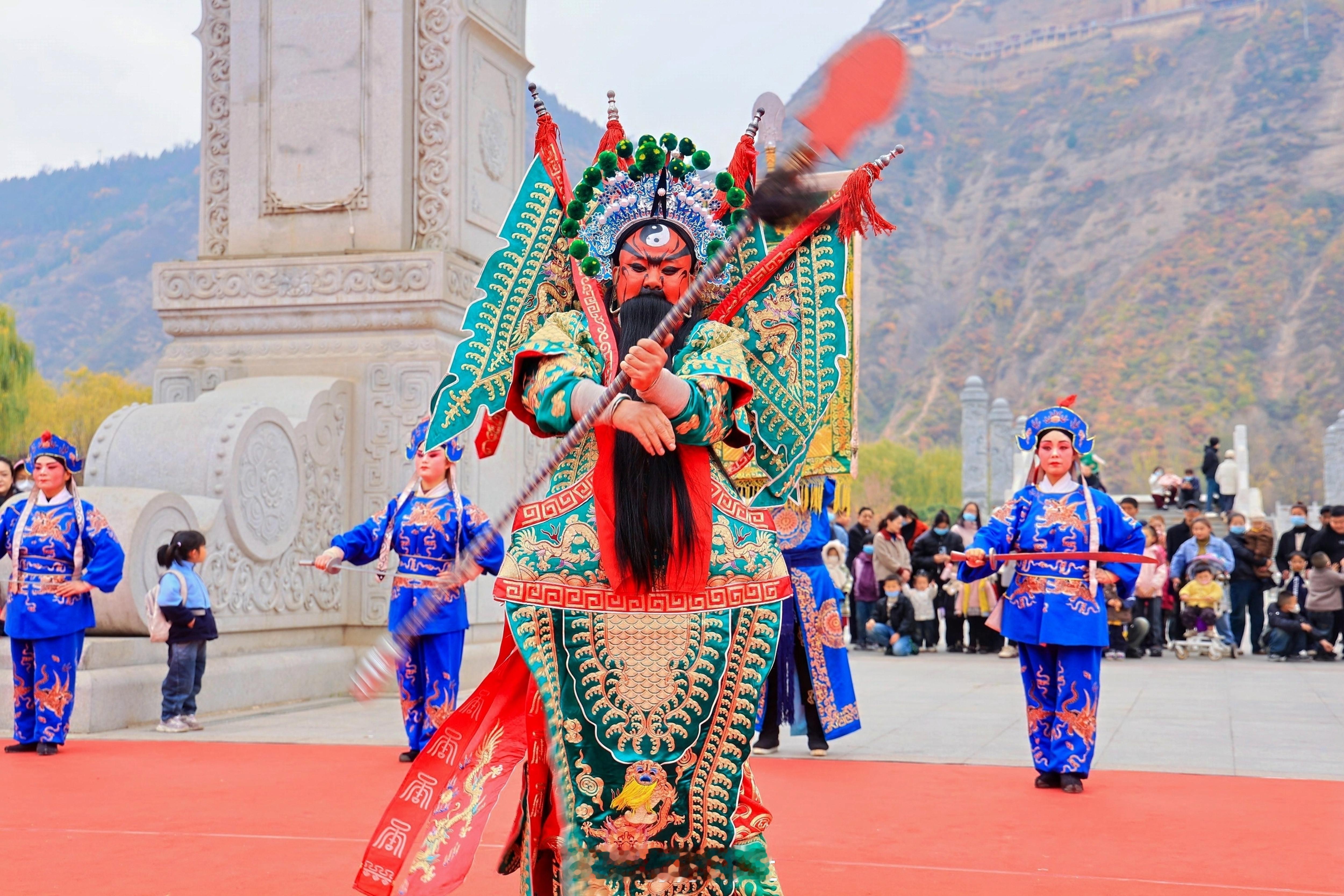 距离天水不远的甘谷，如同天水的后院，🏞️大象山巍然屹立，很多年前去过，如今在看