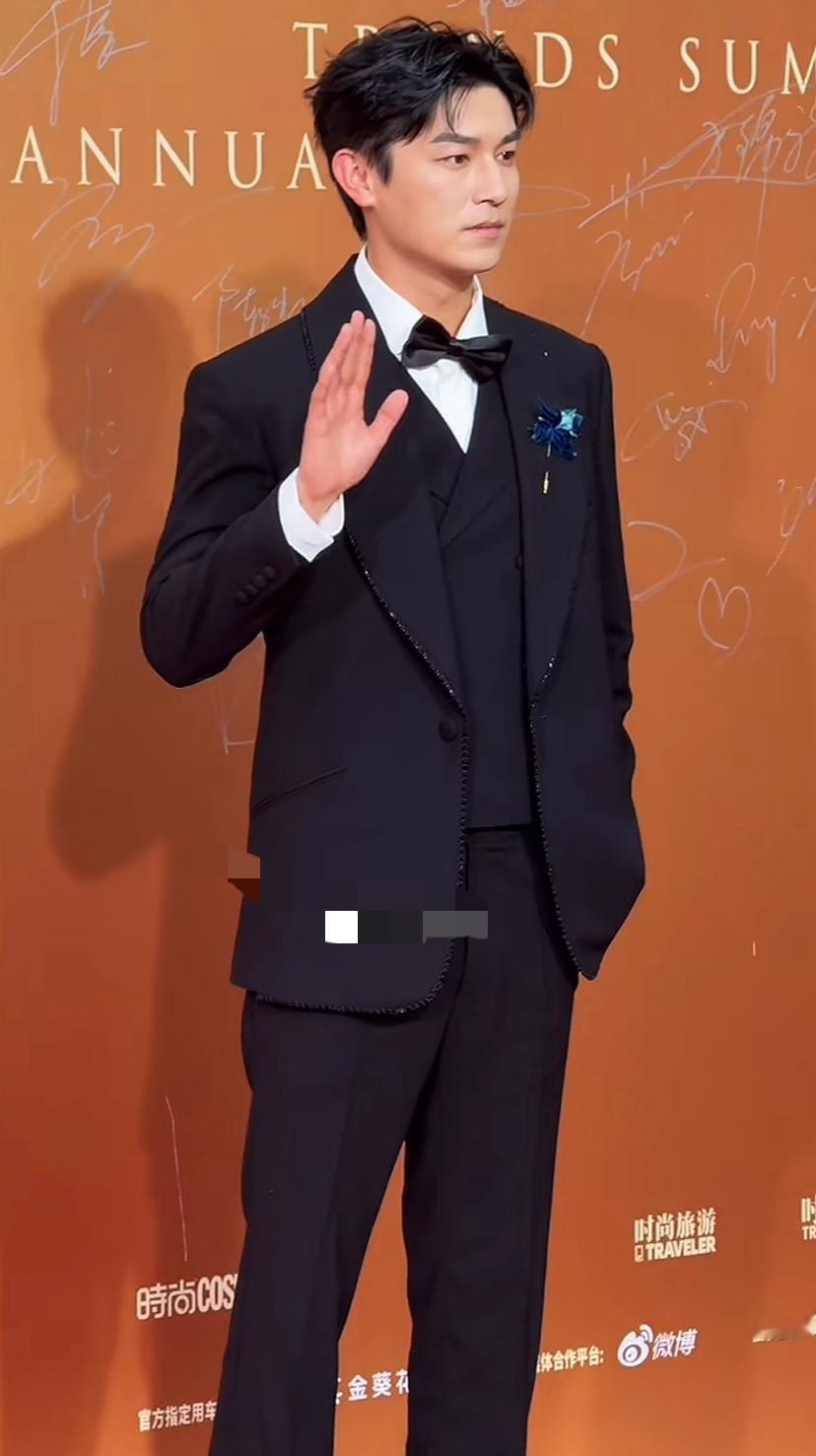 啊？杨旭文才31岁啊！
这这这这也太成熟了吧！
看红毯上的他真的不像31岁，
不