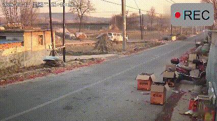 这你能看得懂？
网友2月24日发布的视频，白色小车正常直行，斜刺里突然蹿出一辆黑