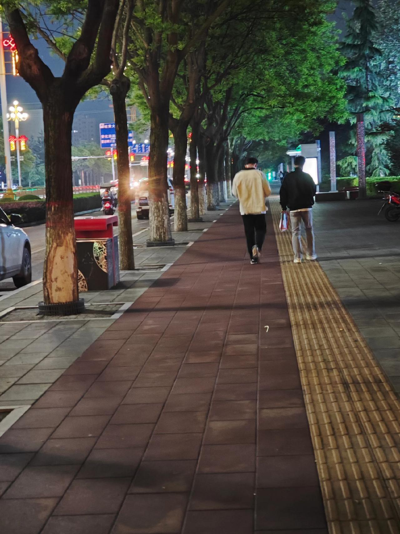 最近，儿子五一假期回来，小心翼翼的问我，生活费能不能涨到两千，这已经是他这个假期