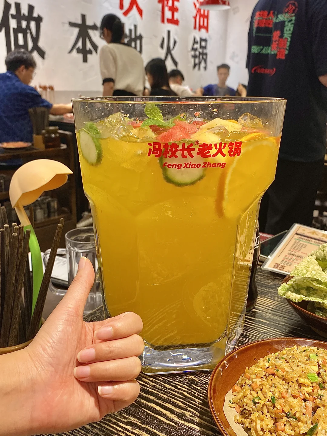 卧卧卧……火锅店居然有敲大杯水果茶！！