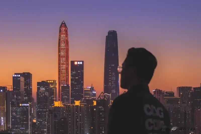 人民网热评点赞深圳“卷尺哥”：他持卷尺巡查公共设施“找茬”，问题多在3天内“秒整