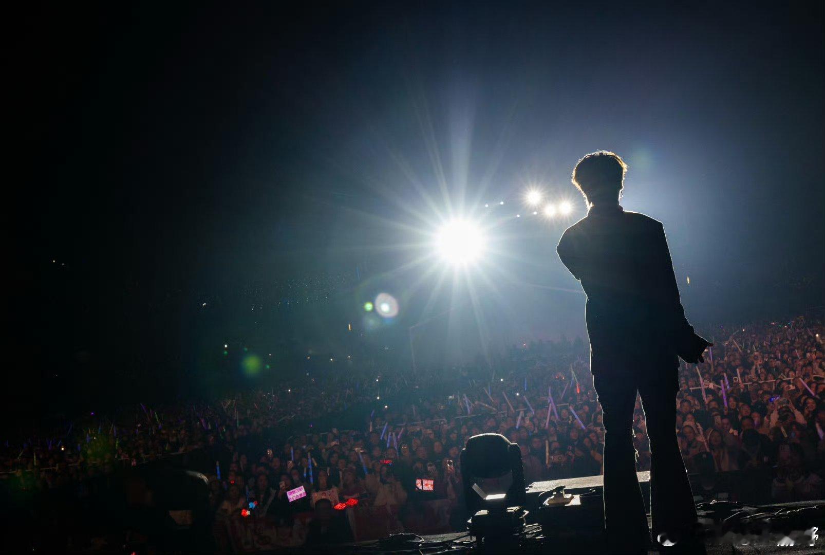 王赫野居然把深V缝成了小V 内娱保守天花板王赫野！深V改小V的操作太有梗，别人比