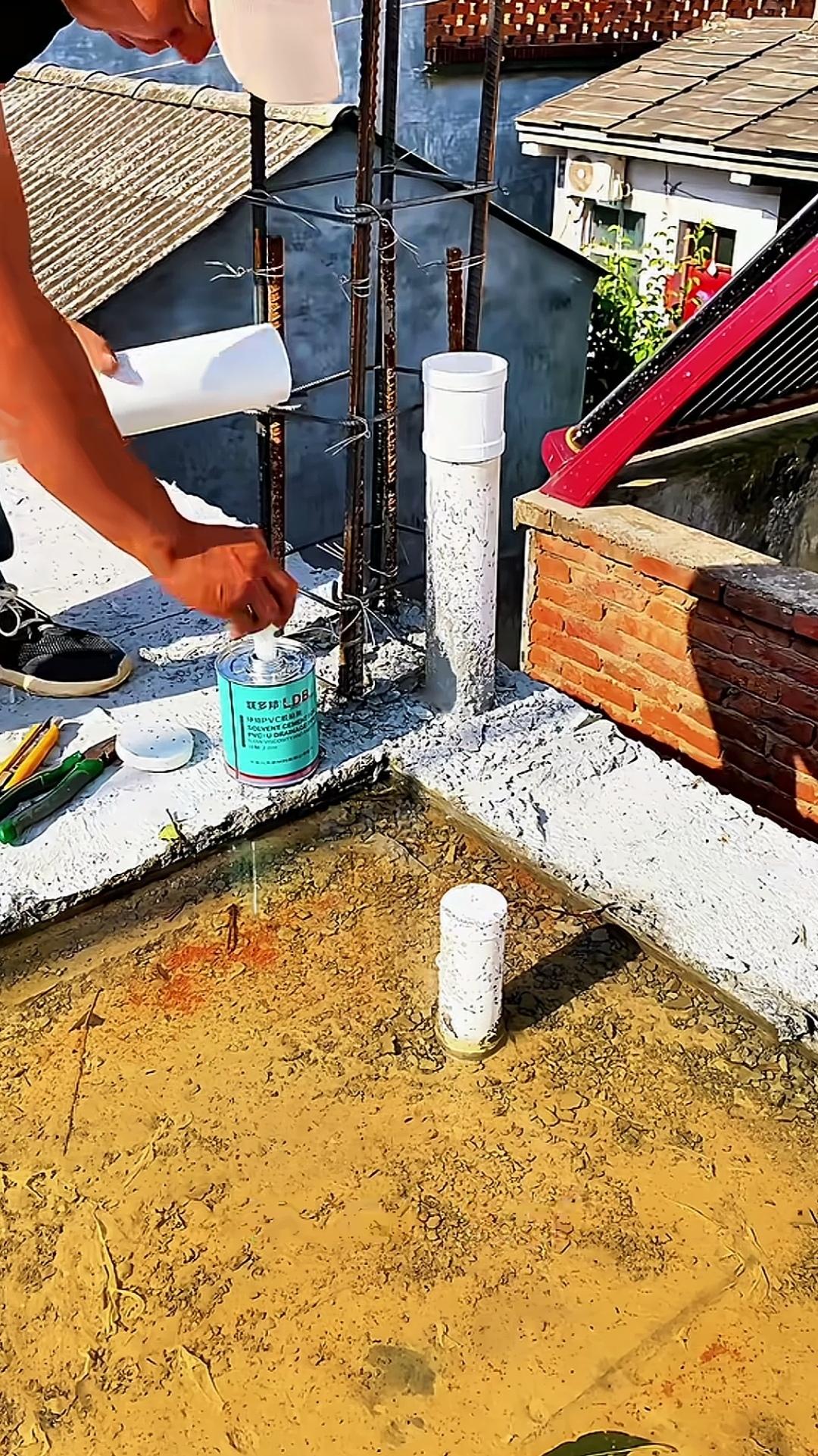 排水管贴柱预埋浇筑，难道不怕柱子与墙体分离开裂吗？
在农村建房时，不少房主觉得房