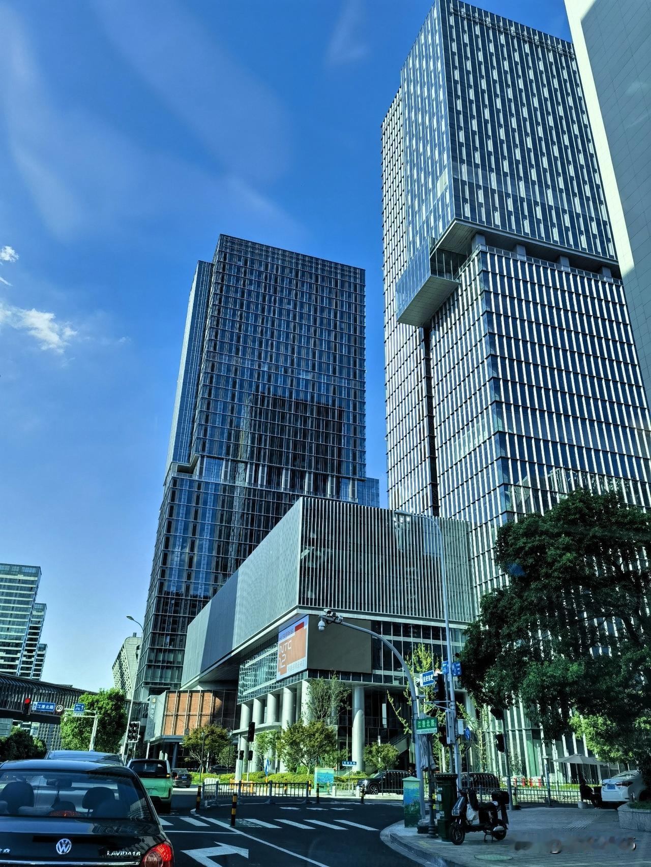 城市风景独好

上次去奥特莱斯，正好赶上宁波的绝美蓝天，一路驱车路过东部新城，阳