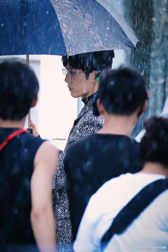 #井柏然蔡文静雨天撑伞路透##井柏然蔡文静撑伞图# ​​​雨水的陪伴，让井柏然和