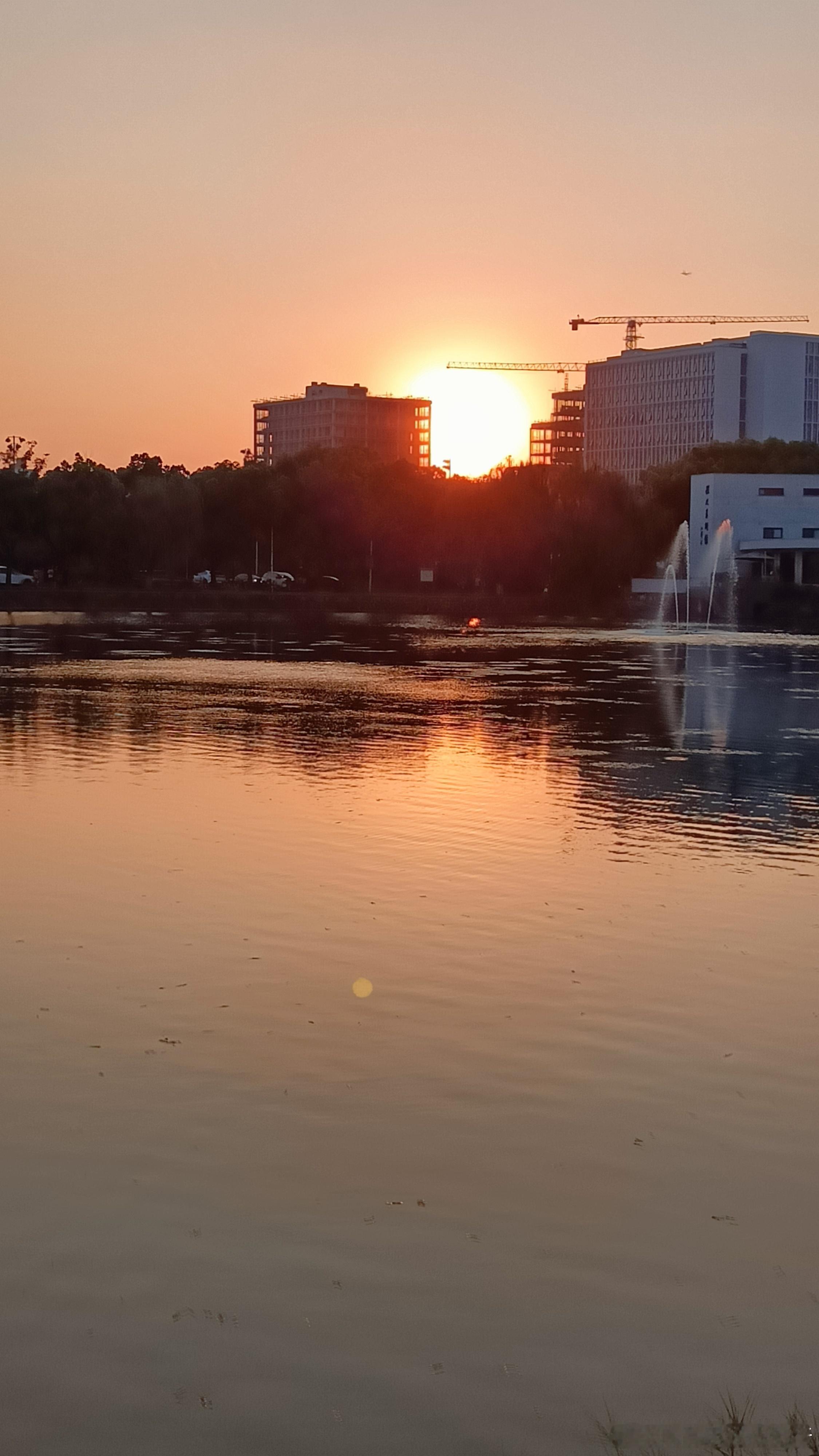 上海交通大学的日落，上海马上就天黑了，你们那里天黑几点？#晓龙带你看世界[超话]