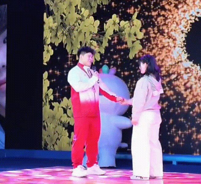 夺得全运冠军后，现场向女友求婚，太浪漫了！

“我举过很重的杠铃，但都没有这枚钻