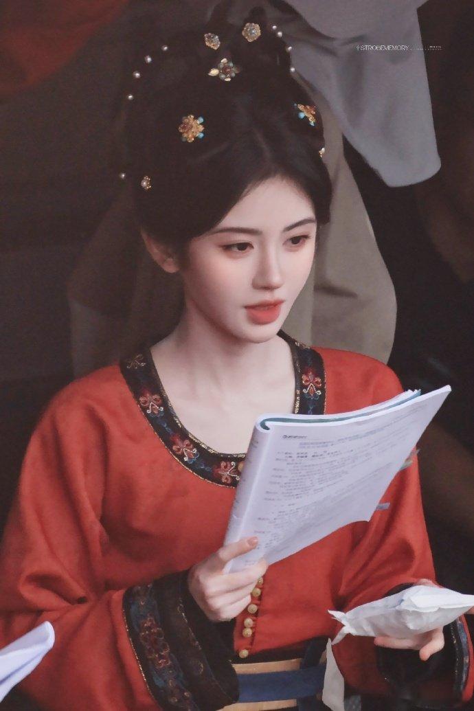 鞠婧祎万花世界唐装小手办鞠婧祎万花世界唐装 救命！鞠婧祎的唐装造型也太有质感了！