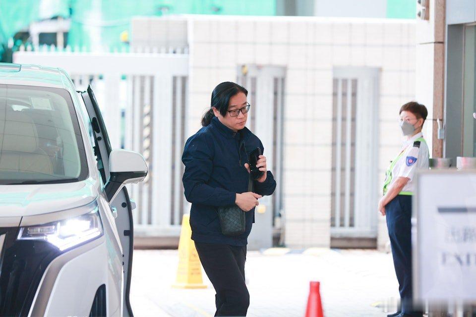 現年80歲的電影公司主席兼藝人黃百鳴（原名黃栢鳴），涉在「天馬影視」公布賣盤前，