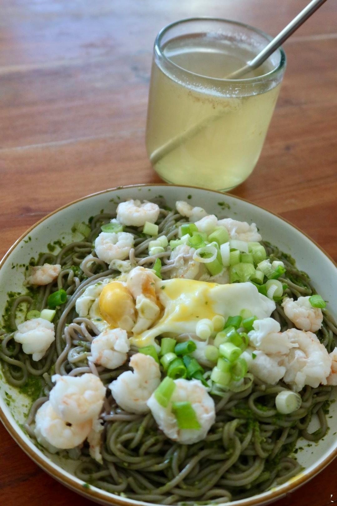 抗炎饮食day142✅现在都是年轻人在养生吗早午餐：虾仁荷包蛋香葱青酱荞麦面晚餐