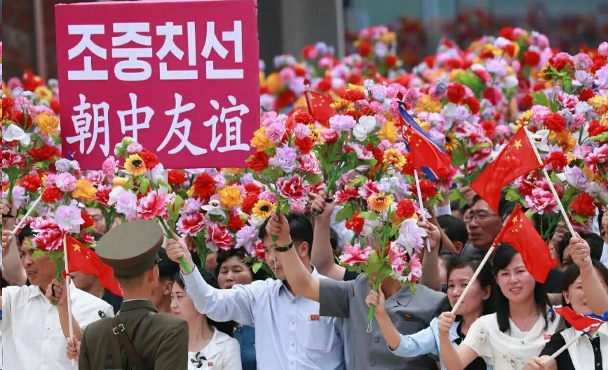 中方专机再抵朝，朝方“见面礼”很特殊，13国发难挡不住中朝友谊。
 
中国和朝鲜