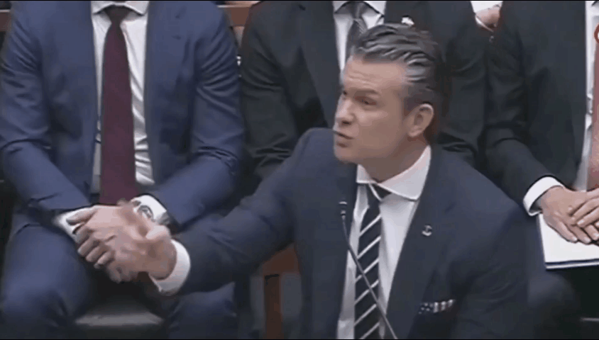 美国战争部长赫格赛斯在听证会上情绪失控:“我们担心的是某种可能性，你在贬低我，说