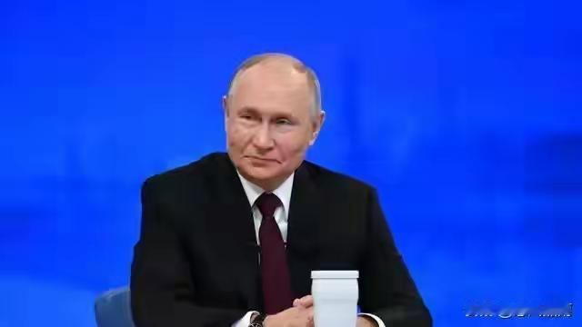 硬汉总统也有尴尬时刻！普京自曝在导演米哈尔科夫的生日宴上，竟被人泼了一身红酒。