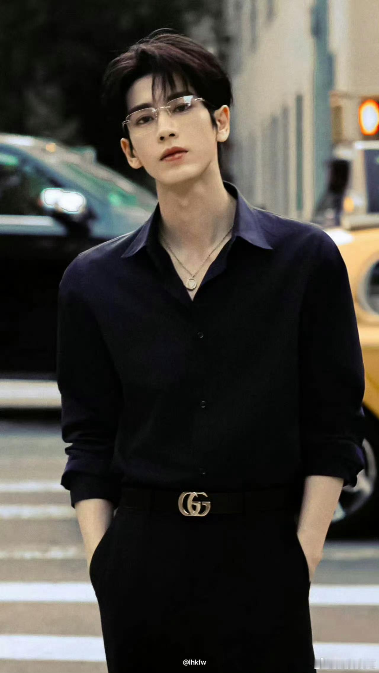 张凌赫烟绫贵公子 烟绫服饰在他身上仿佛有了灵魂，张凌赫自带的贵公子气场，让整个造
