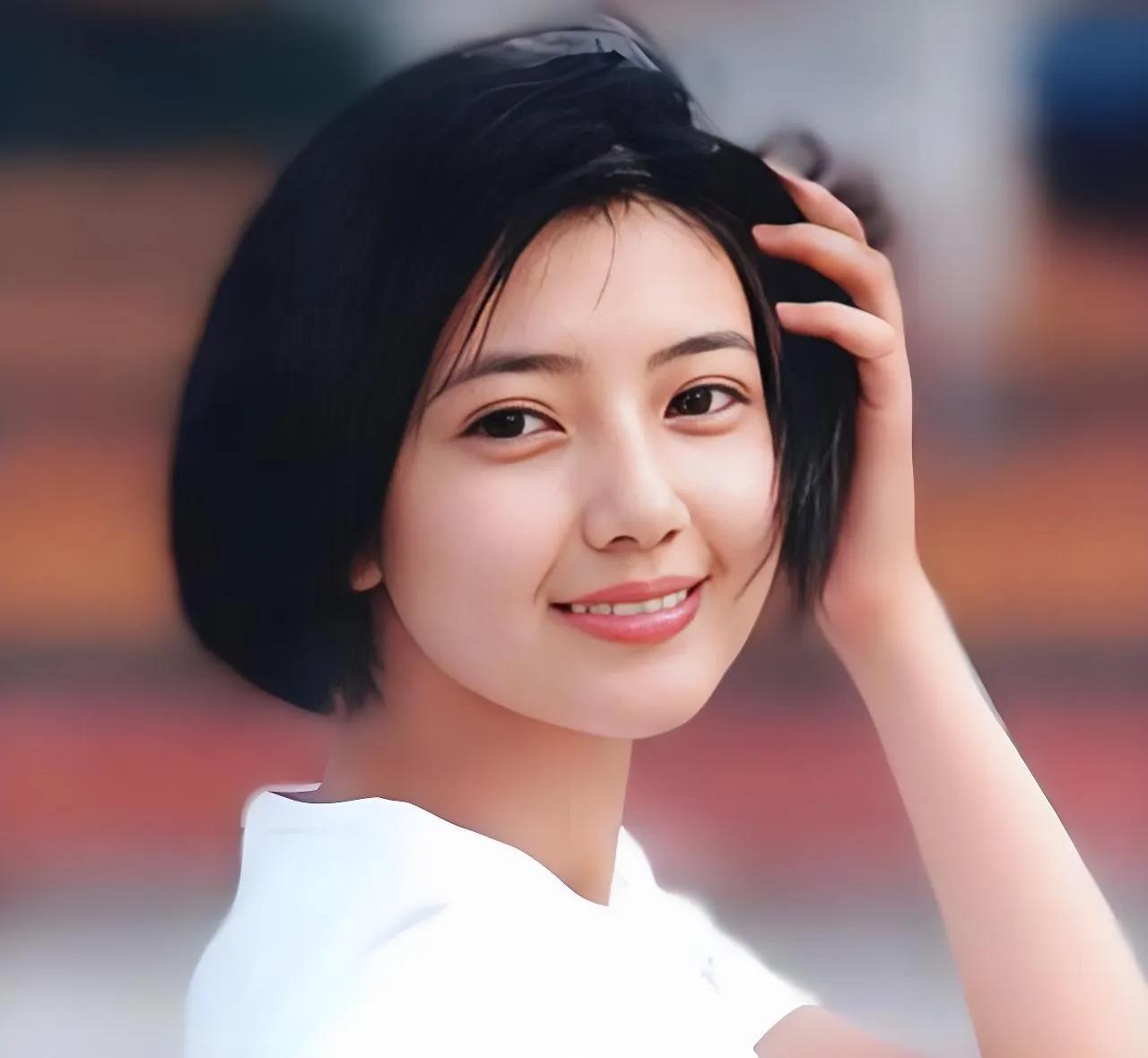 高圆圆：娱乐圈里的“人间宝藏”
 
在娱乐圈这片星光海里，高圆圆绝对是那特别亮眼