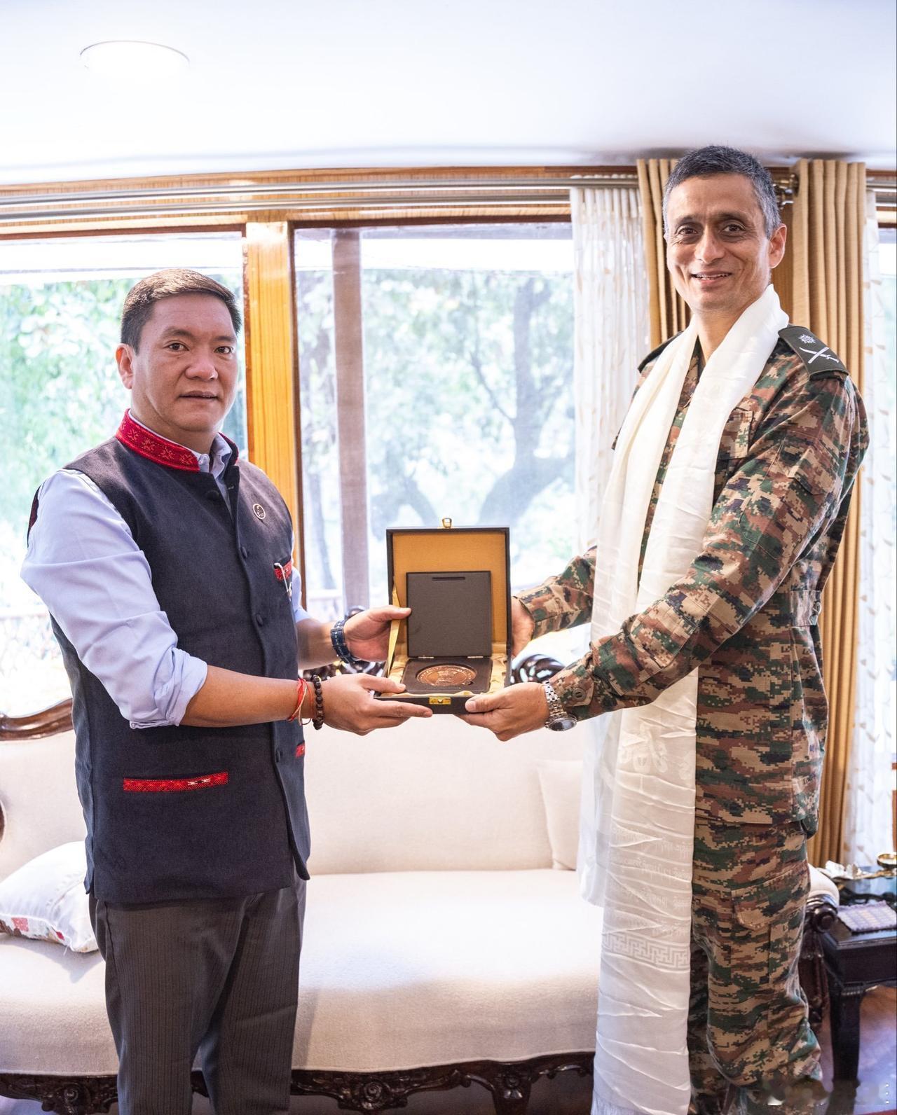 11月1日上午，藏南伪阿邦首席部长白玛康卓接受印度占领军第4军下辖第5山地步兵师