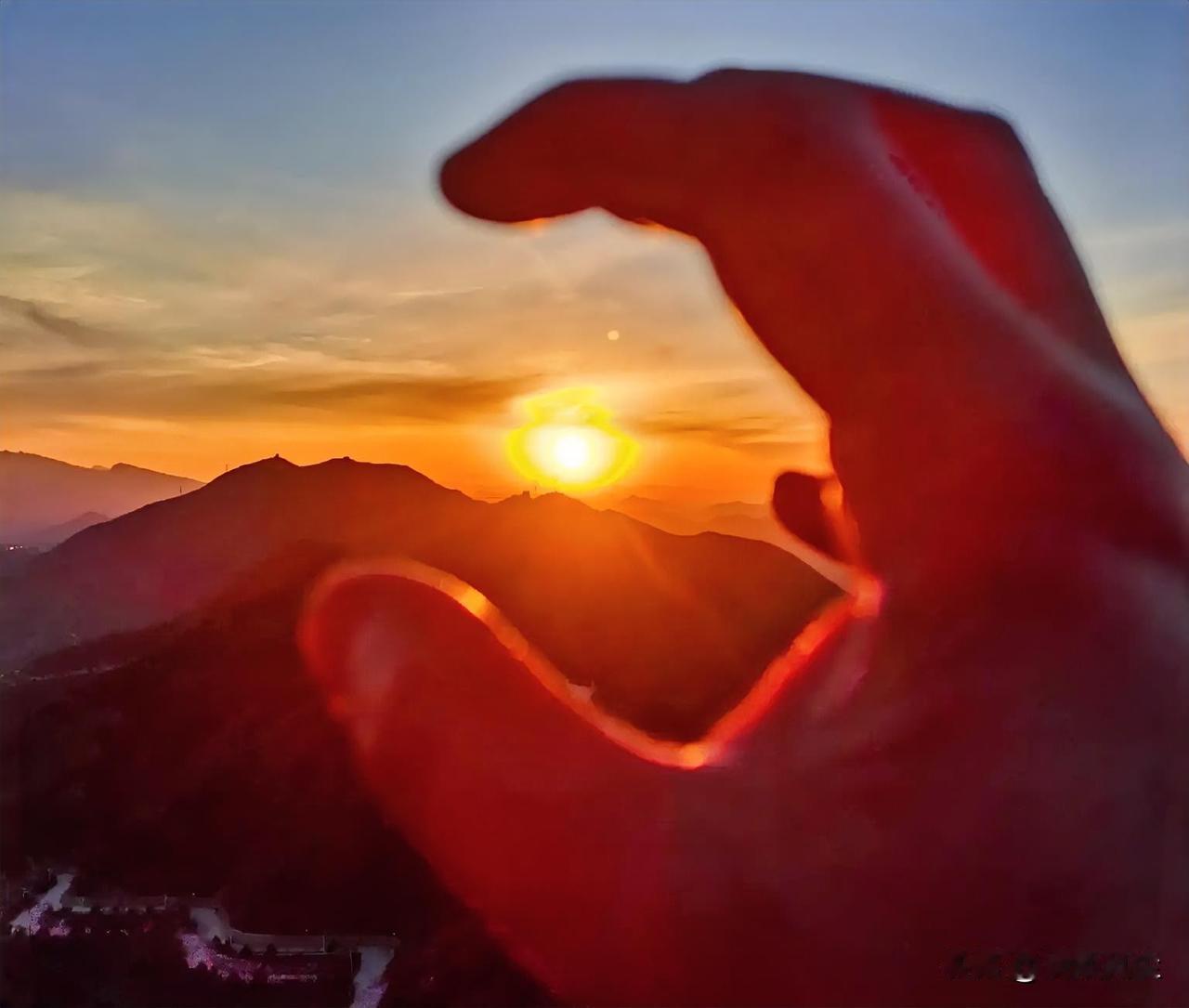 天南地北大拜年落日归山海，烟火向星辰。旧岁千般好，新年万事兴。