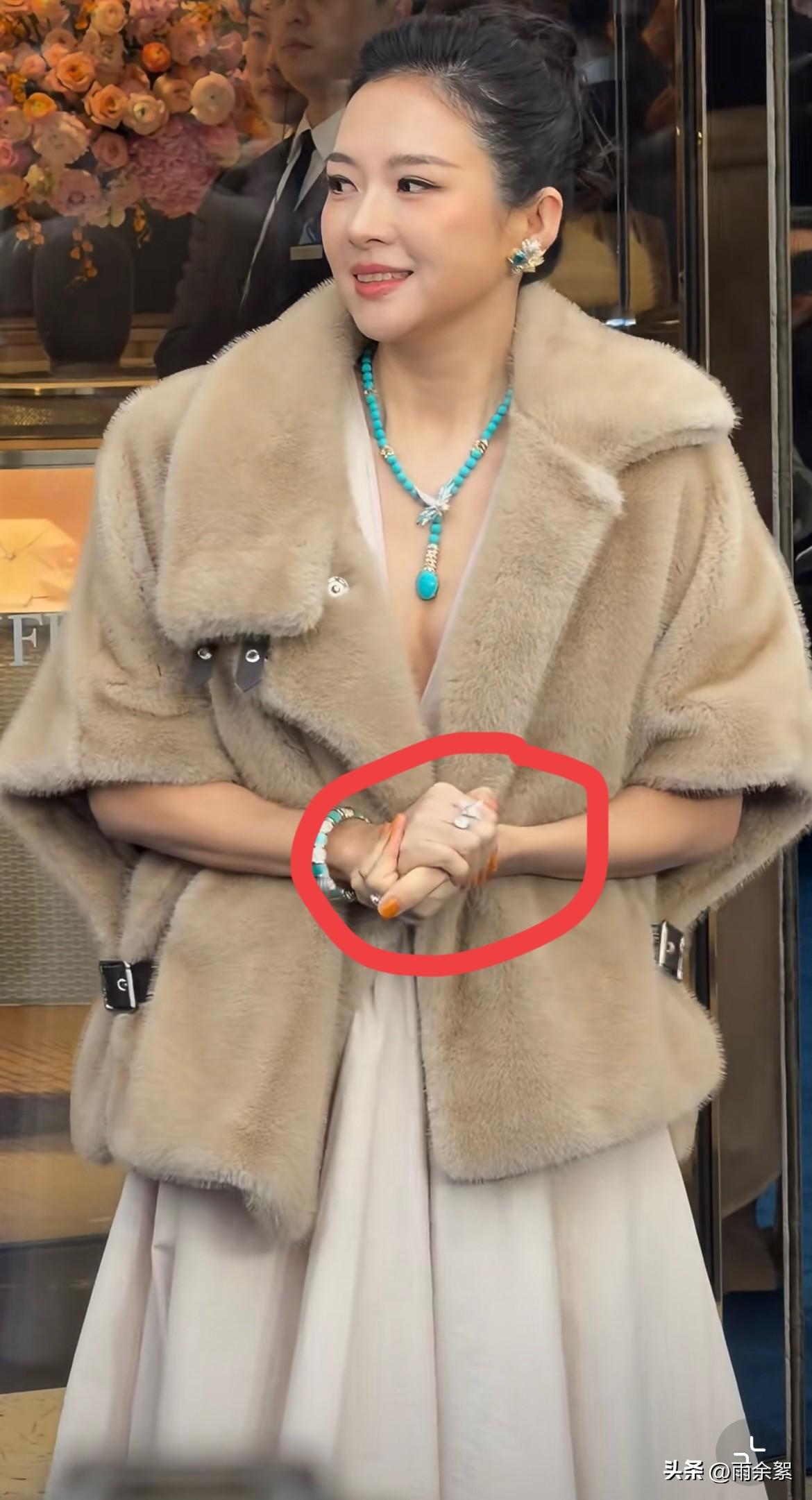 尴尬了！瞧，章子怡冷得直哆嗦，频频搓手握拳，旁边的服务生却递来一杯冷酒……

这