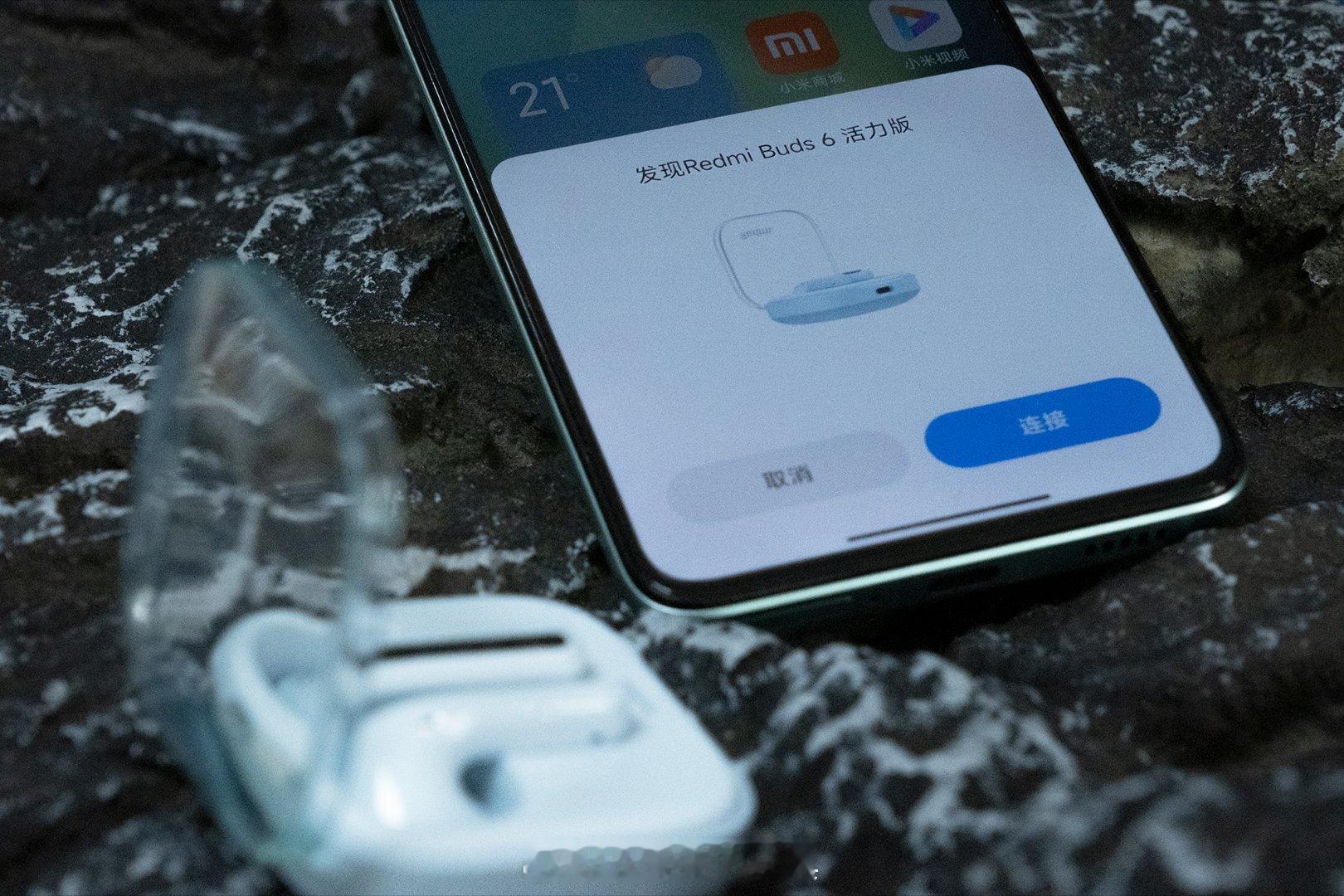 Redmi Buds6活力版，百元级无线耳机卷起来了…外观上让人眼前一亮，充电仓