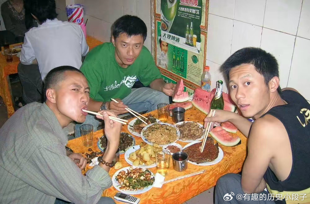 【2006年 段奕宏 李晨 高锦拍摄《士兵突击》幕后照片】在云南昆明，饰演袁朗的