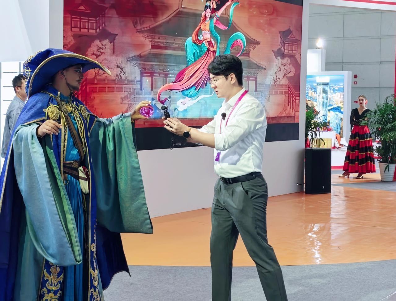 当西域法师把“魔瓶”递给直播小哥
蓝袍客拿着紫金瓶，当镜头怼近的瞬间，背景的飞天