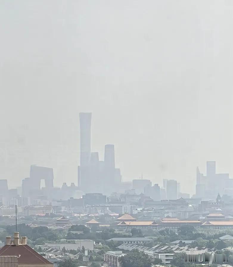 下雨天拍的，这个距离，大约是10公里。