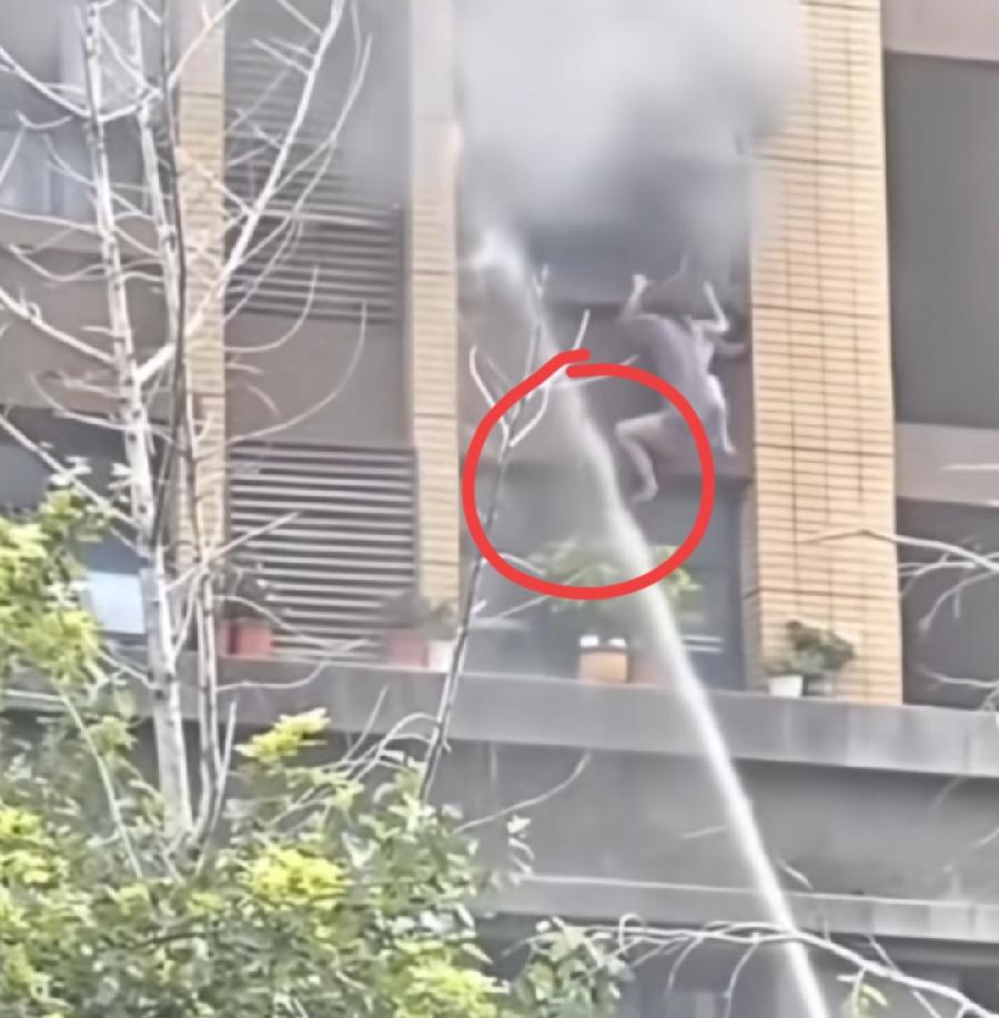 这！又与晋江一样5楼掉下来！光喷水，大气垫呢？就地从居民家，拿几床被子也行啊？看