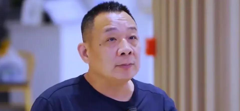 于东来直播连麦一个35岁小伙，小伙说背着外债，日子过得压抑。 于东来直接回他：“
