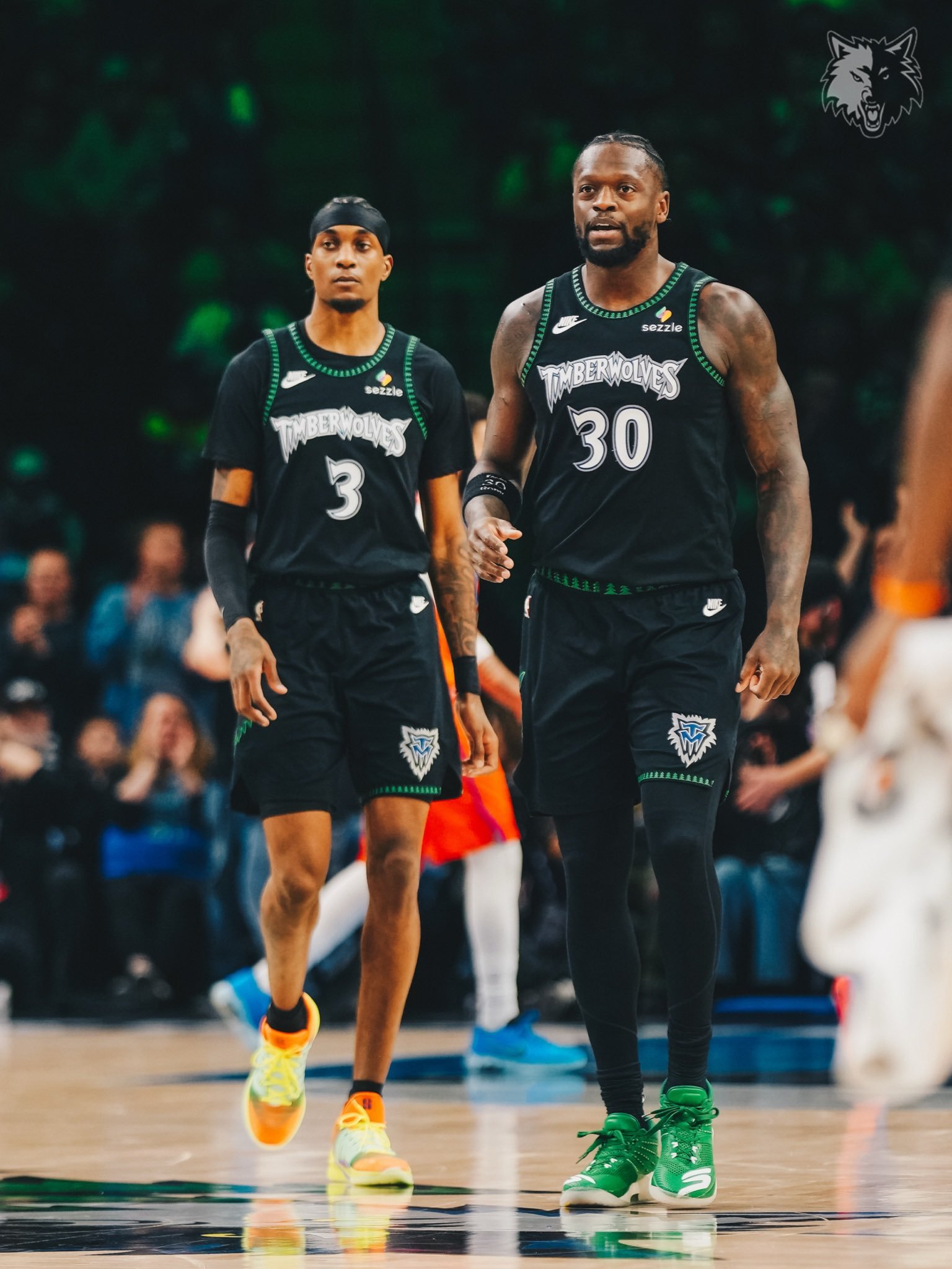 东西部第一同日落败，在两场强度之战中，都在客场败给了同样极具侵略性的对手。太阳有