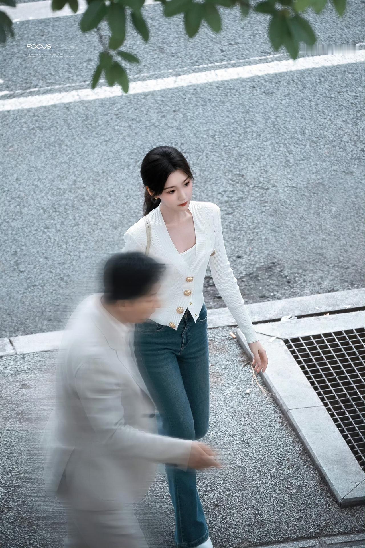 毛晓彤今日线下路透美照，穿着紧身牛仔裤太灵动了！