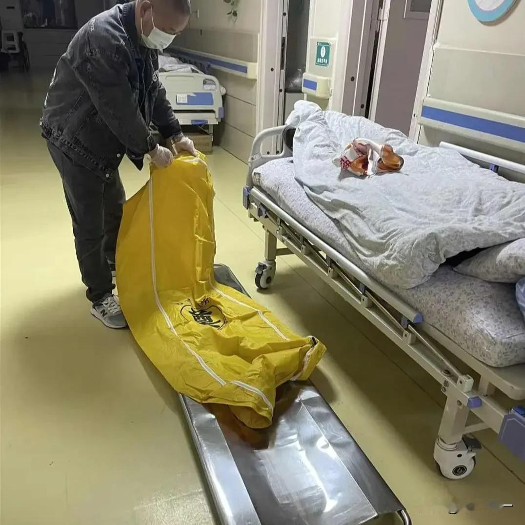 凌晨三点零九分，独自起床来给遗体洗澡穿衣服，整容服务。不感到害怕，只觉得有点冷！