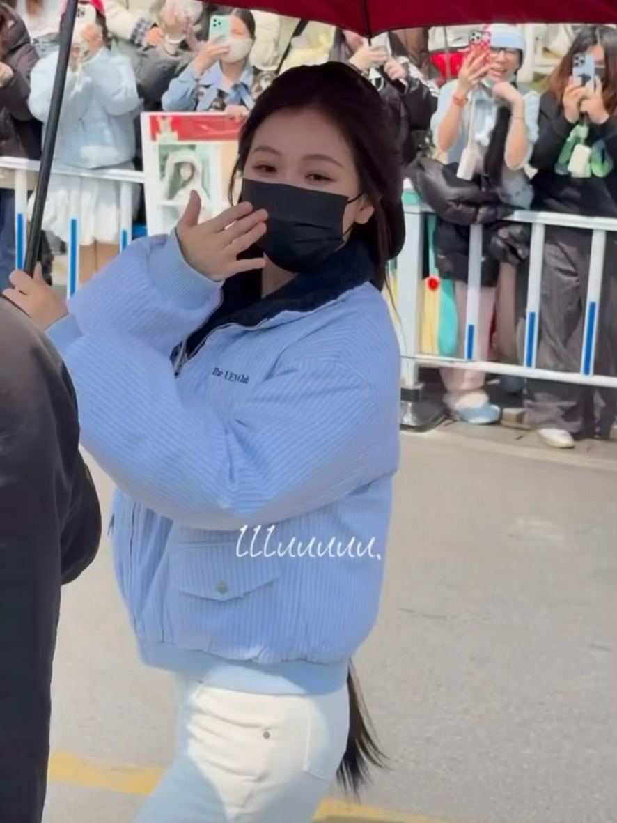 是会回头给飞吻的宝宝 