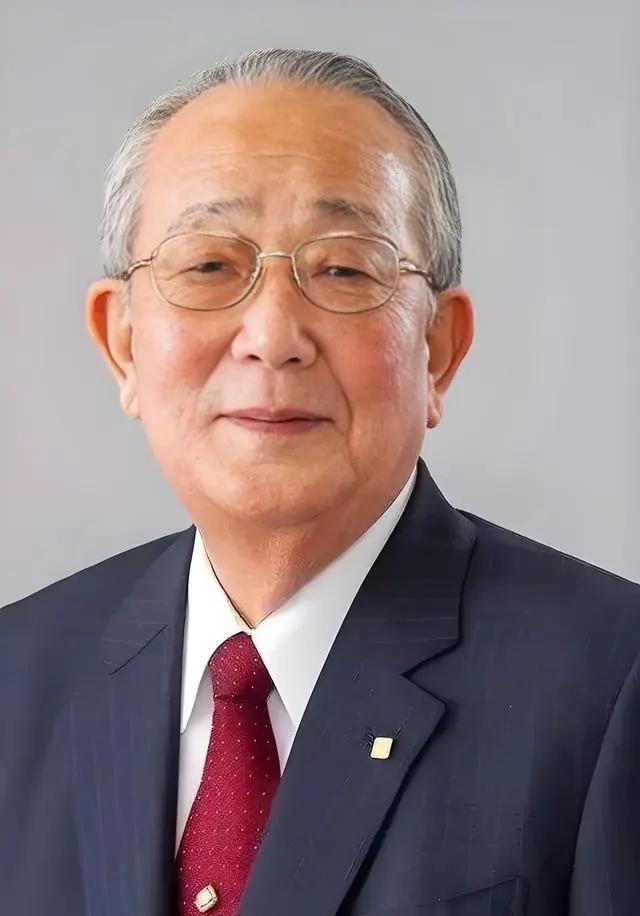 1997年，身家200亿的日本富商稻盛和夫，被查出来癌症，当他得知后，仅仅只是愣