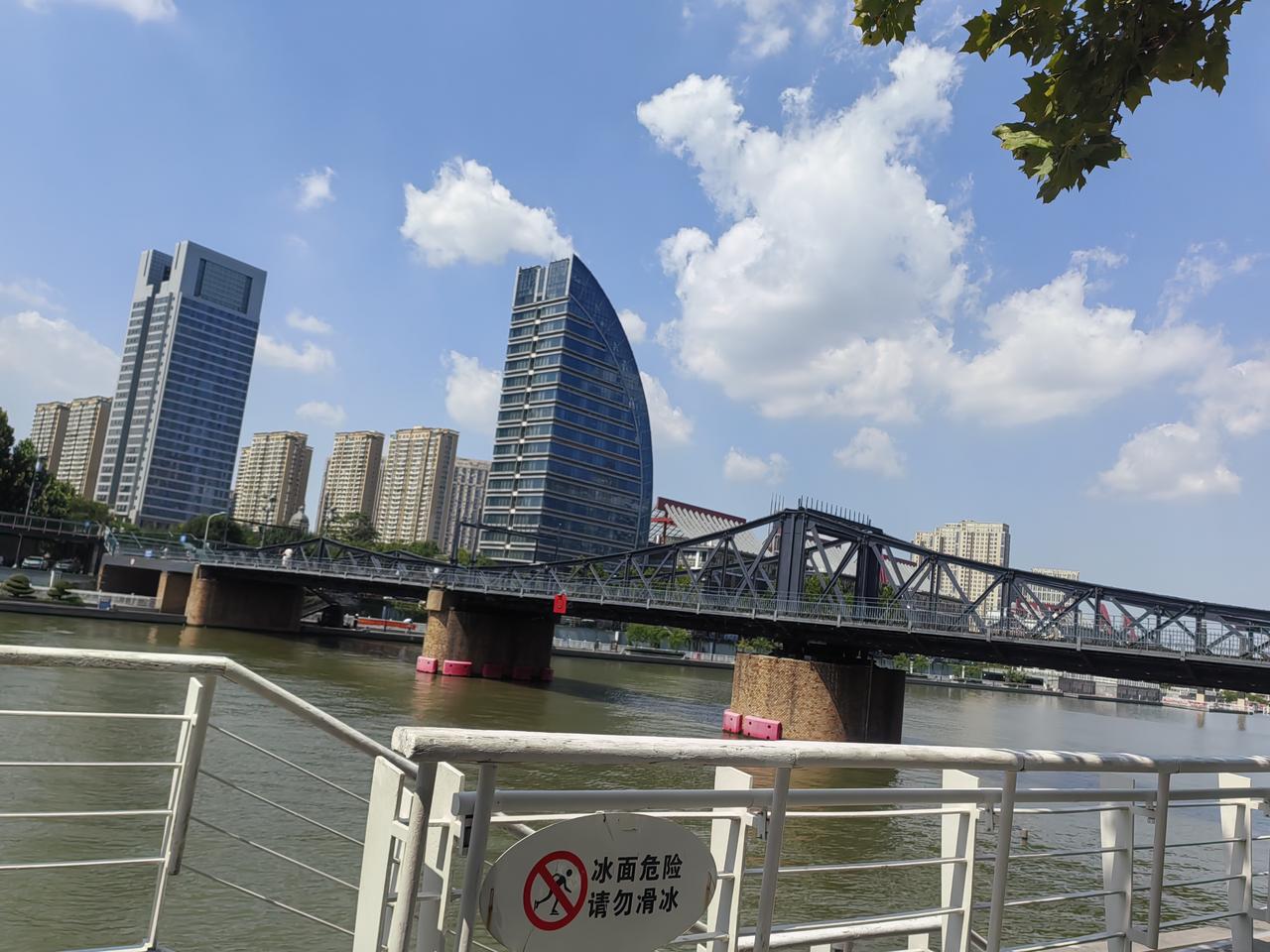 春风若有怜花意，可否许我再少年。可是，春风没有怜花意，不能许我再少年。但是，我们