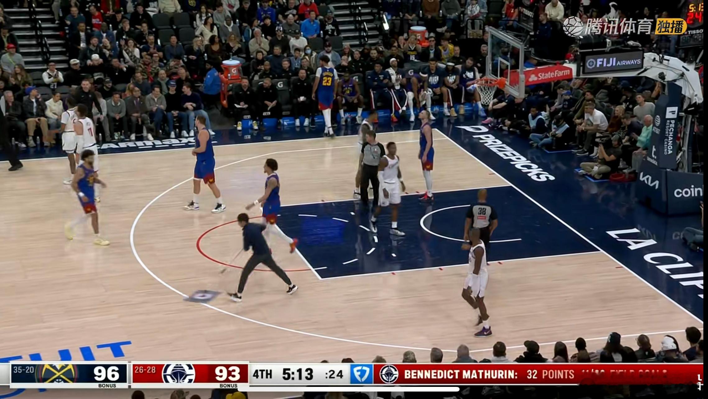 为什么约基奇的掩护动作，从来不吹啊？小琼斯被搞了几次了？？？？ 