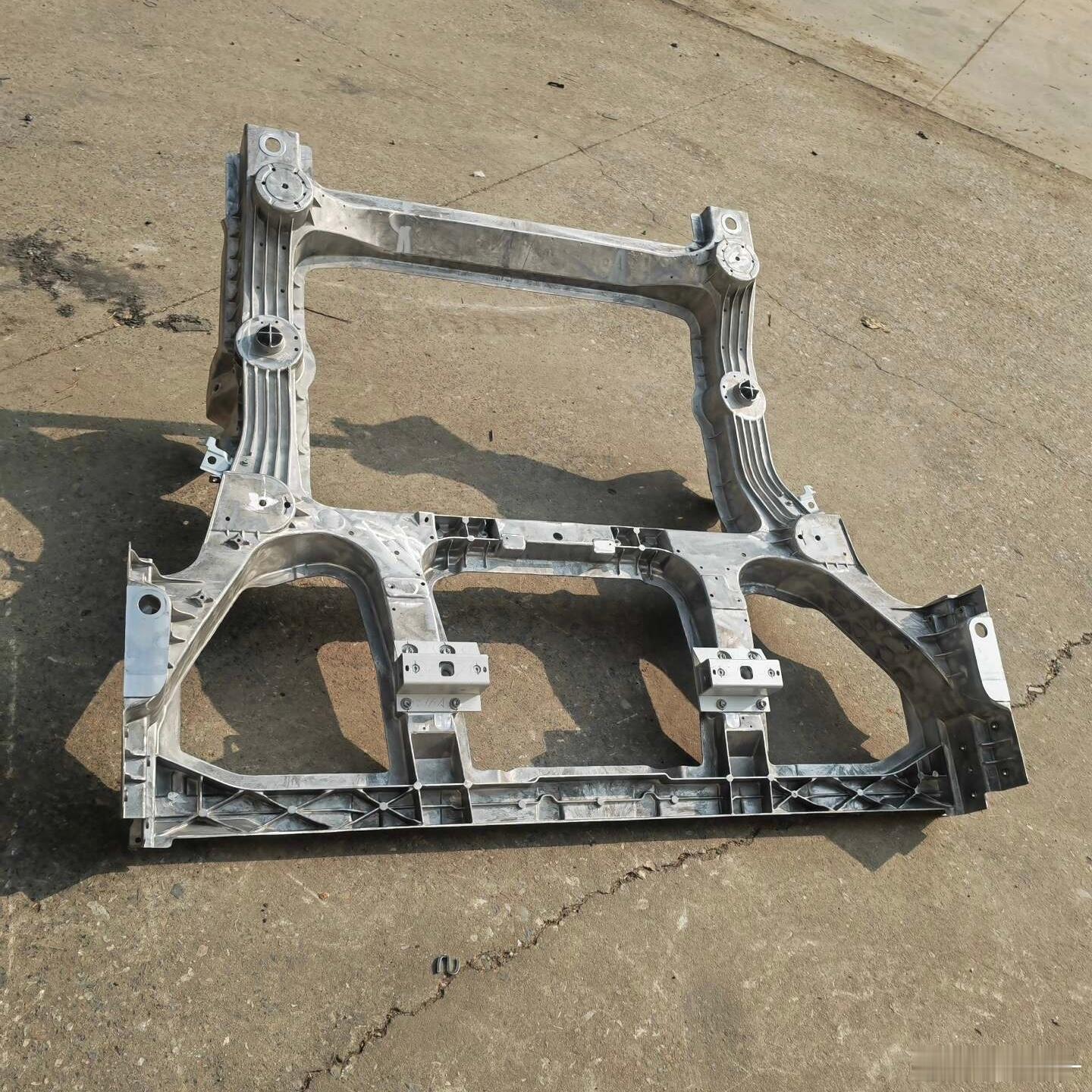 压铸后地板骨架 