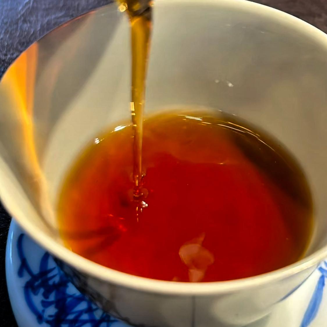 五句话钉死普洱茶好坏。
第一句，干茶结坨几乎看不到条索，一撬就大量掉渣，百分百垃