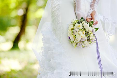 女命中，以正官为夫，是指向明确的、稳定的、正式的婚姻关系；杀星，则为偏夫，指向为