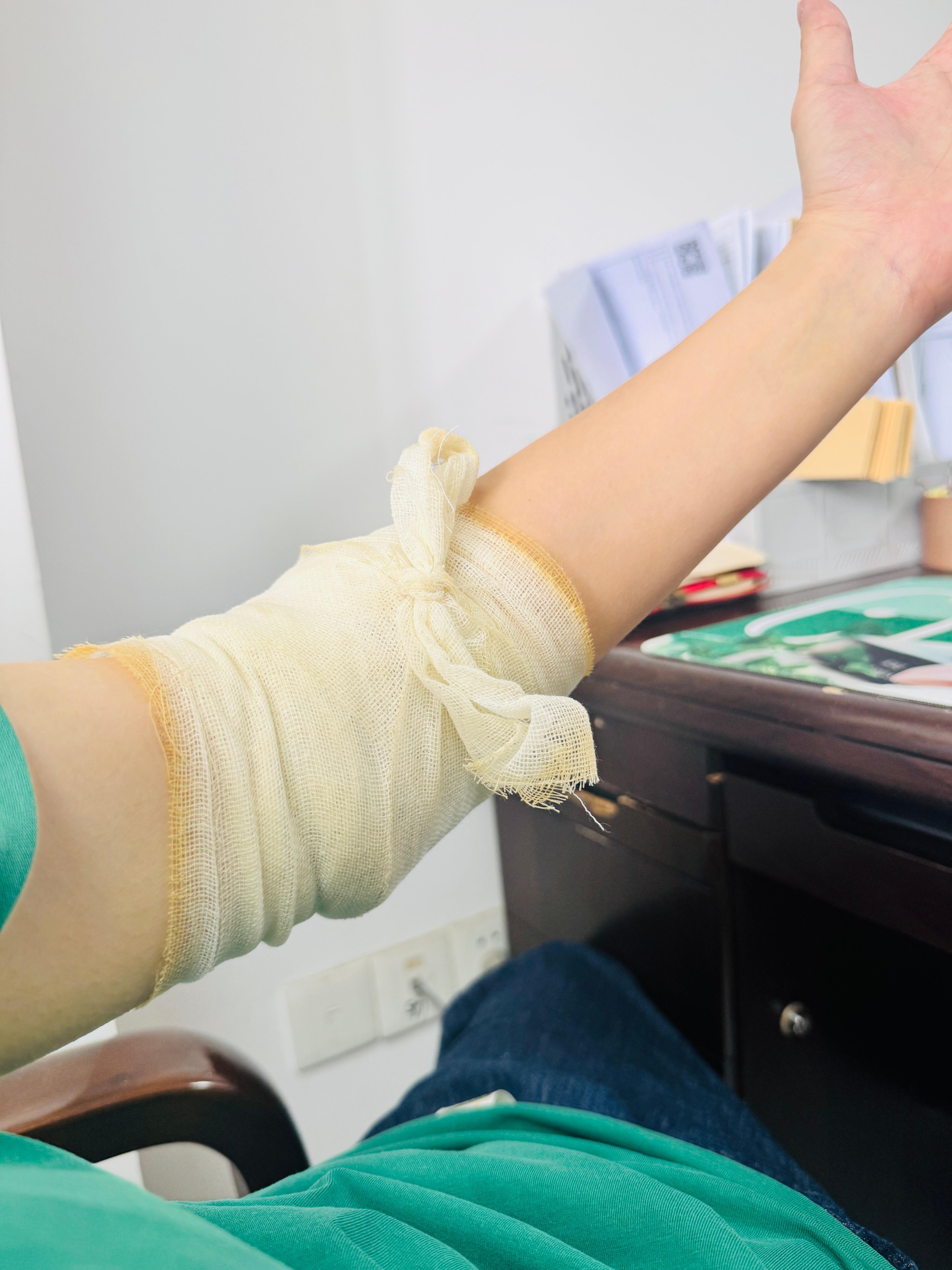 每次那个医生一帮我拉，痛的怀疑人生