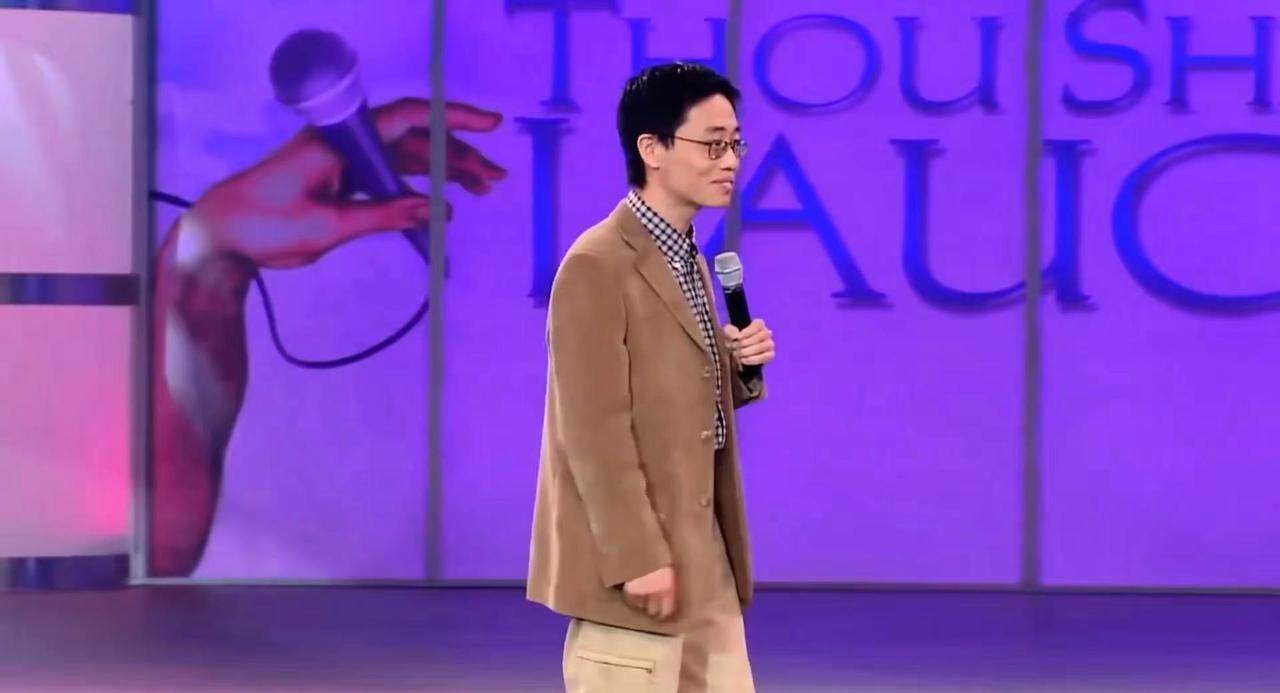 拒绝emo，奔赴洛阳喜剧现场，黄西风趣表达，剧场快乐氛围感拉满！笑一笑十年少一笑