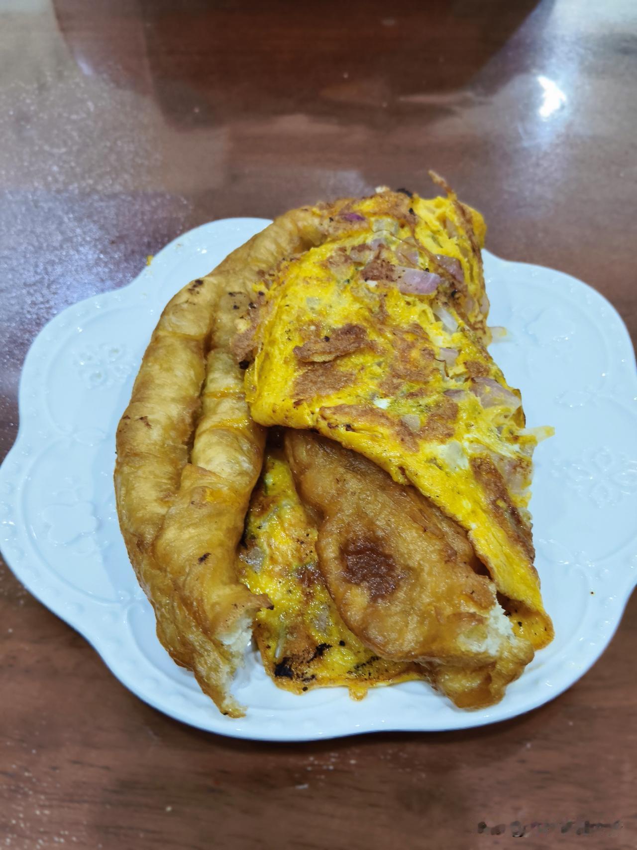 周一到周三，还是鸡蛋饼，小米粥，爱吃就不嫌烦。
上班五天，每天早晨两个鸡蛋。原来