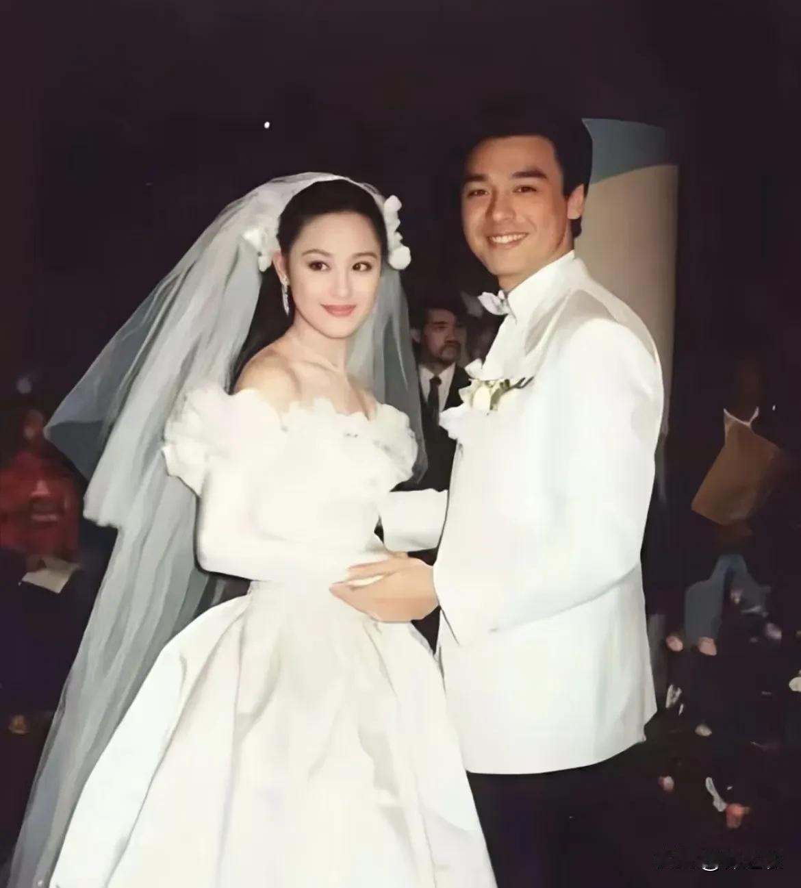 钟镇涛那时候一年可以赚到1000-2000万，在温拿组队时期红遍七十年代，80年