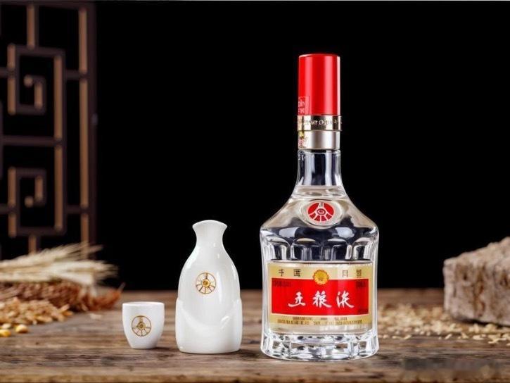 五粮液  4000亿-  的浓香矿泉水来8瓶 $五粮液 sz000858$  