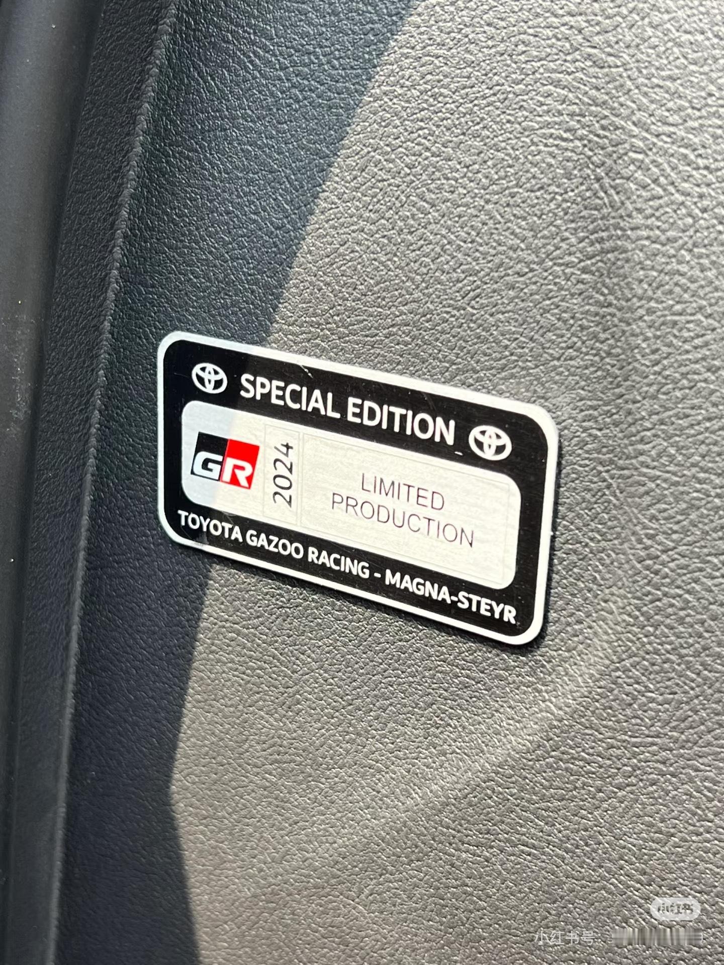 2024款的限量版和2026款的限量版铭牌一个是45周年限量版，一个是MK5 F