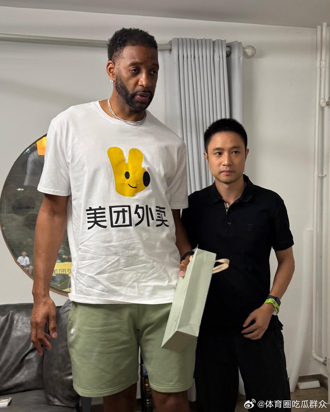 少年时鲜衣怒马的偶像，如今穿着皱巴巴不太合身的衣服，送起了外卖。 ​ cr：篮球