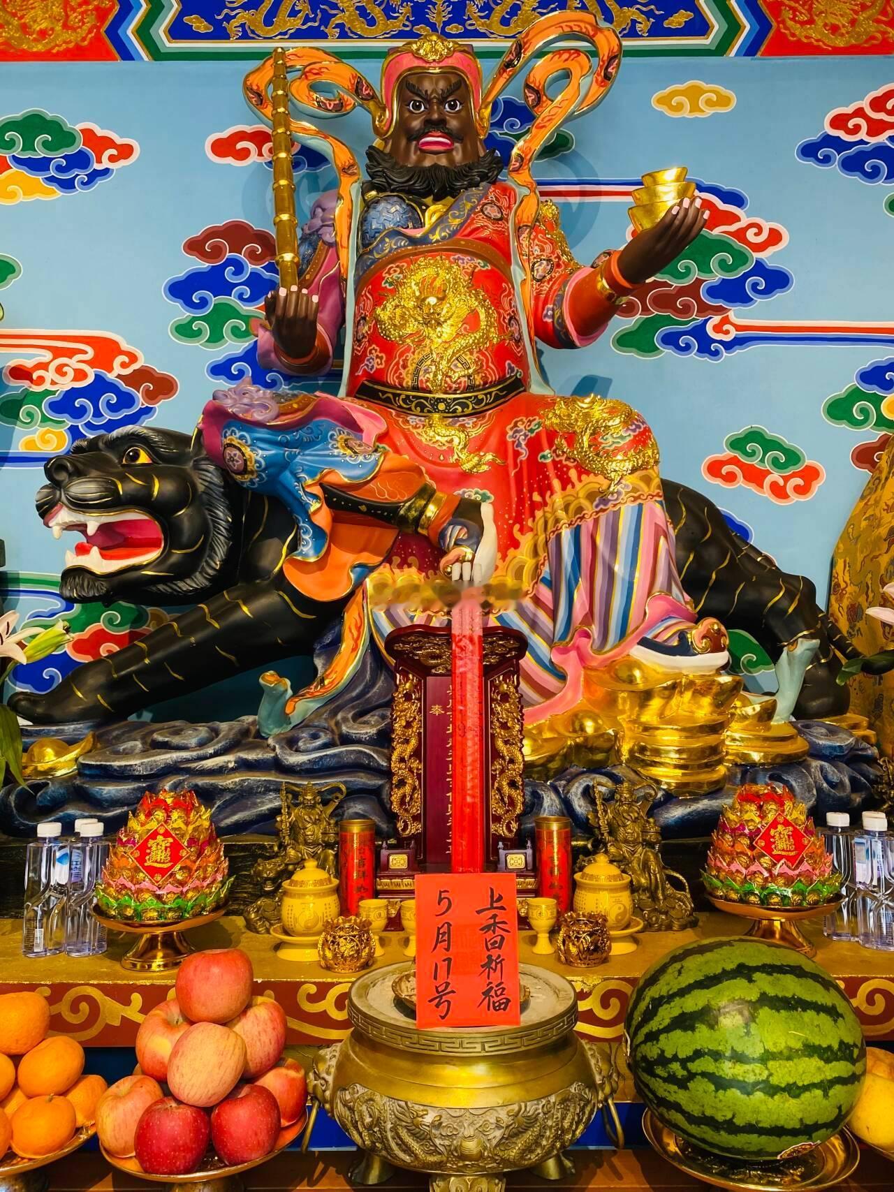 今日黄道吉日，点赞得好运，领取双倍好运，5月17日师父在财神殿为点赞的粉丝上香加