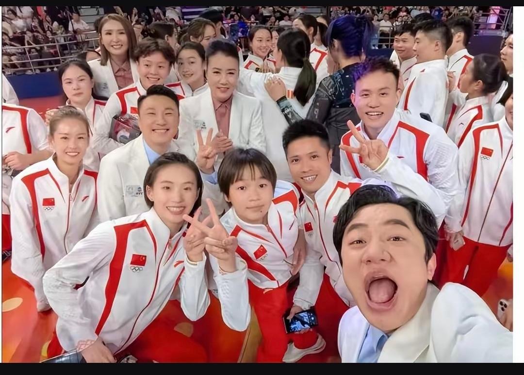 1. 俩纯纯大E人凑一块，那能不一见如故吗！刚见面就疯狂握手、粤语互道恭喜发财，