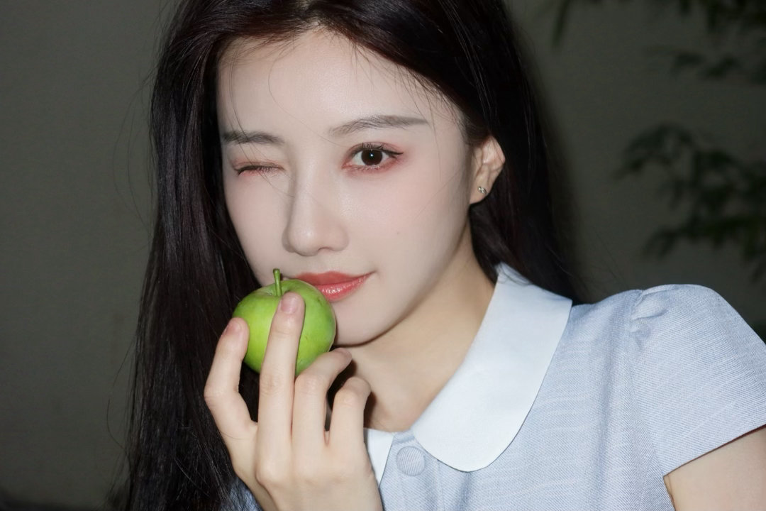 王鹤润每张都是做头像的程度王鹤润夏至写真自带通透氧气感一举一动灵动俏皮，元气氛围